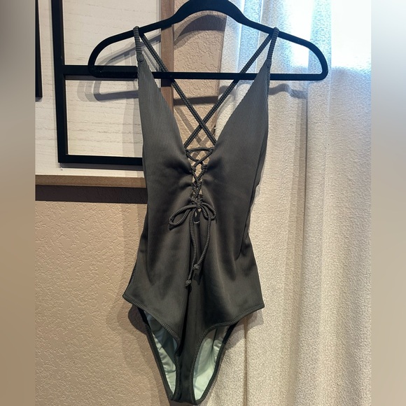 CUPSHE Women's Solid Color V Neck Lace Up One Piece Swimsuit #1F - Picture 2 of 5